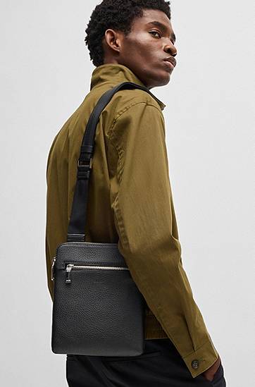 Taška cez rameno BOSS Grained Italian Leather Envelope Bag with Embossed Logo and Front Zip Pocket Čierna | 50529289, 1