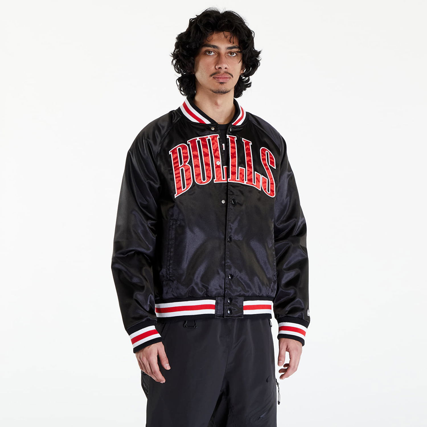 Bomber bunda New Era Chicago Bulls NBA Applique Satin Bomber Jacket UNISEX Black/ Front Door Red Čierna | 60435456, 0