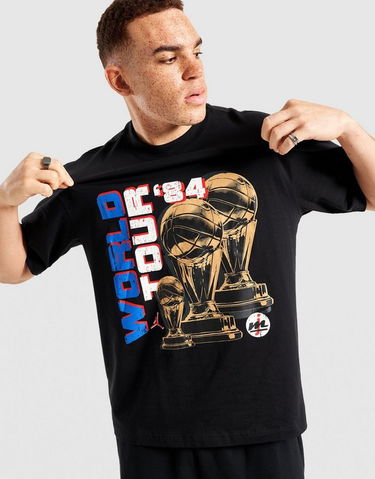 Tričko Jordan World Tour '84 Basketball Trophies Graphic Short Sleeve Crew Neck T-Shirt Čierna | HV3899-010, 2