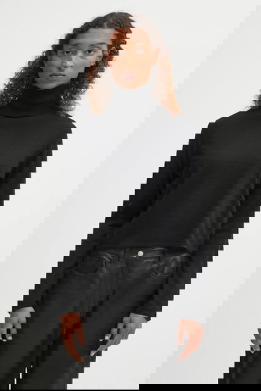 Sveter Maison Margiela MM6 Maison Margiela Wool Turtleneck Sweater Čierna | S52HA0296.M13133.900, 0