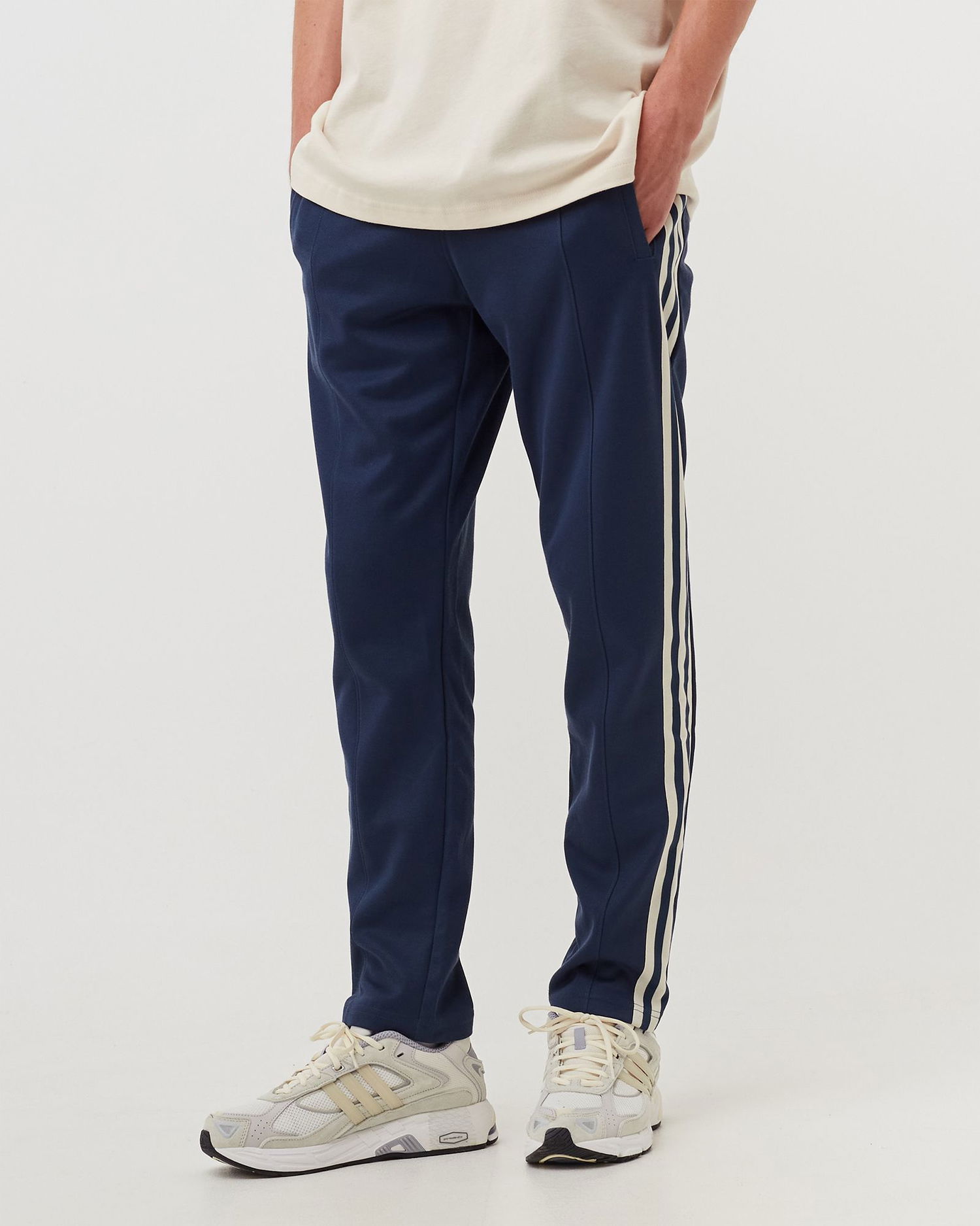 Tepláky adidas Originals GRAPHICS MELLOW RIDE CLUB BECKENBAUER Sweatpants Navy | 4065415166358, 1