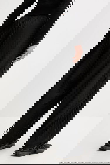 Tepláky Puma Relaxed Fit Windbreaker Trousers with Adjustable Hem Čierna | 632149, 2