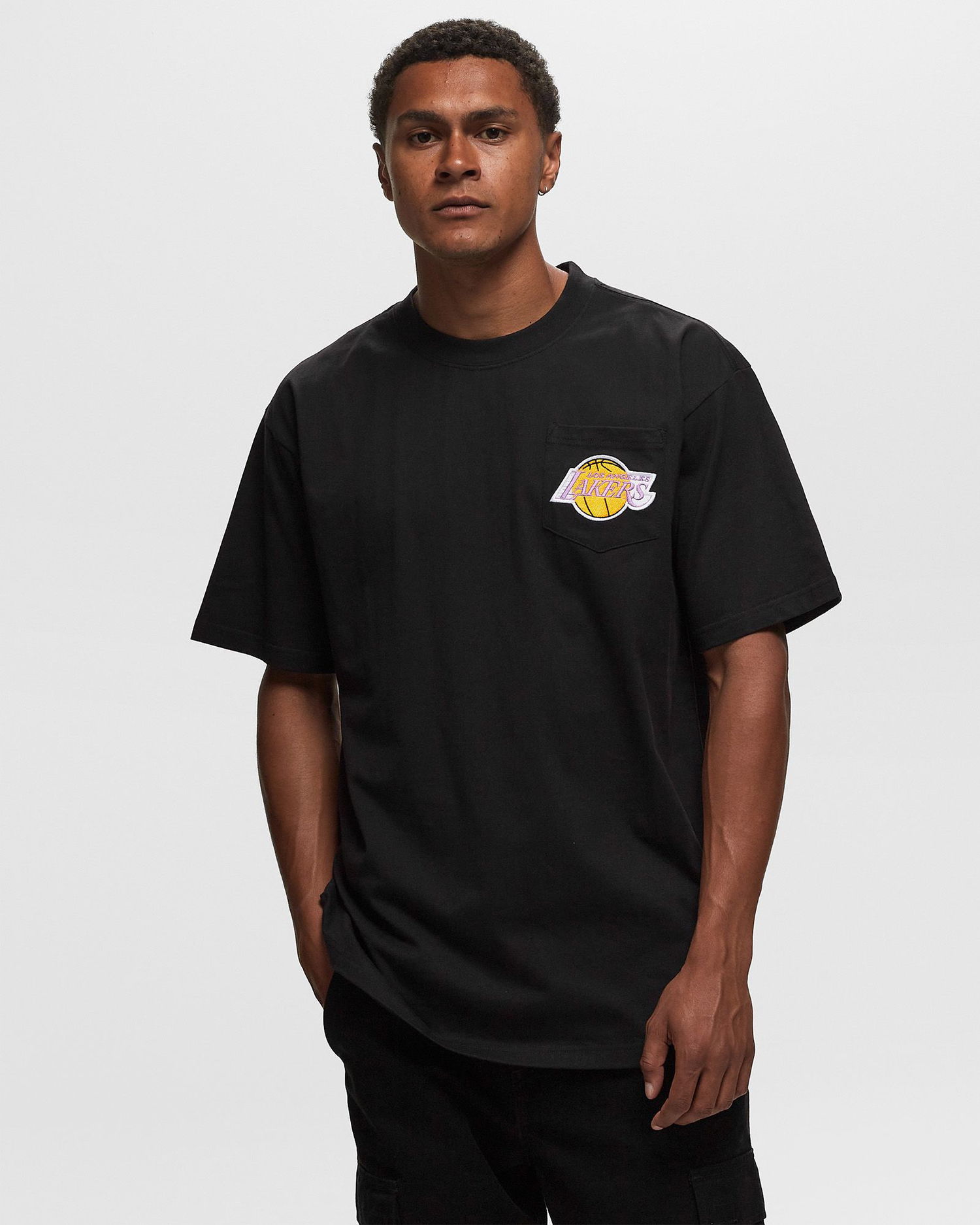 Tričko Mitchell & Ness NBA PREMIUM POCKET TEE LOS ANGELES LAKERS Čierna | TCRW6277-LALYYPPPBLCK, 1