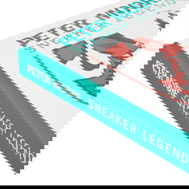 Kniha a časopis Rizzoli Peter Moore: Sneaker Legend by Jason Coles/Jacques Chassaing/Tinker Hatfield Biela | 9780847835430, 2