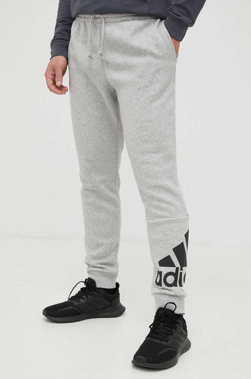Tepláky adidas Originals Essentials Fleece Tapered Cuff Logo Pants Šedá | GK8969, 0