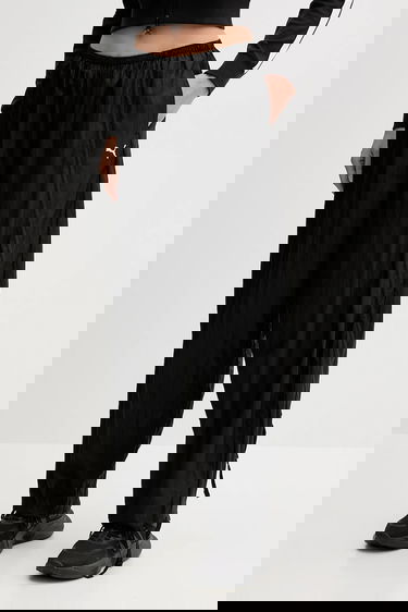 Tepláky Puma Relaxed Fit Windbreaker Trousers with Adjustable Hem Čierna | 632149, 0