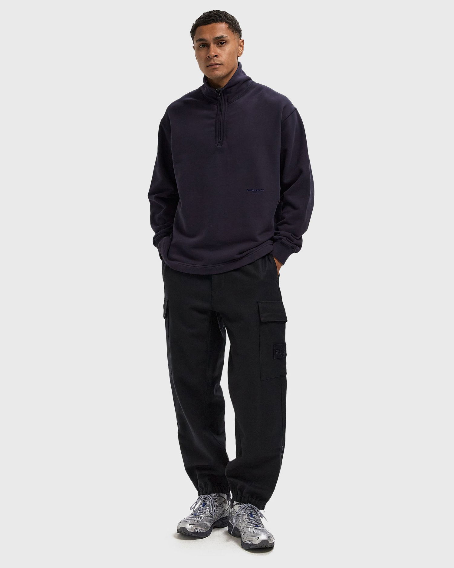 Cargo nohavice Stone Island Elasticated Waist Cargo Trousers with Zipped Cuffs Čierna | K2S153100021S0F24.V0020, 1