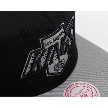 Šiltovka Mitchell & Ness NHL Team 2 Tone 2.0 Snapback Los Angeles Kings Šedá | HHSS5367-LAKYYPPPBKGY, 3