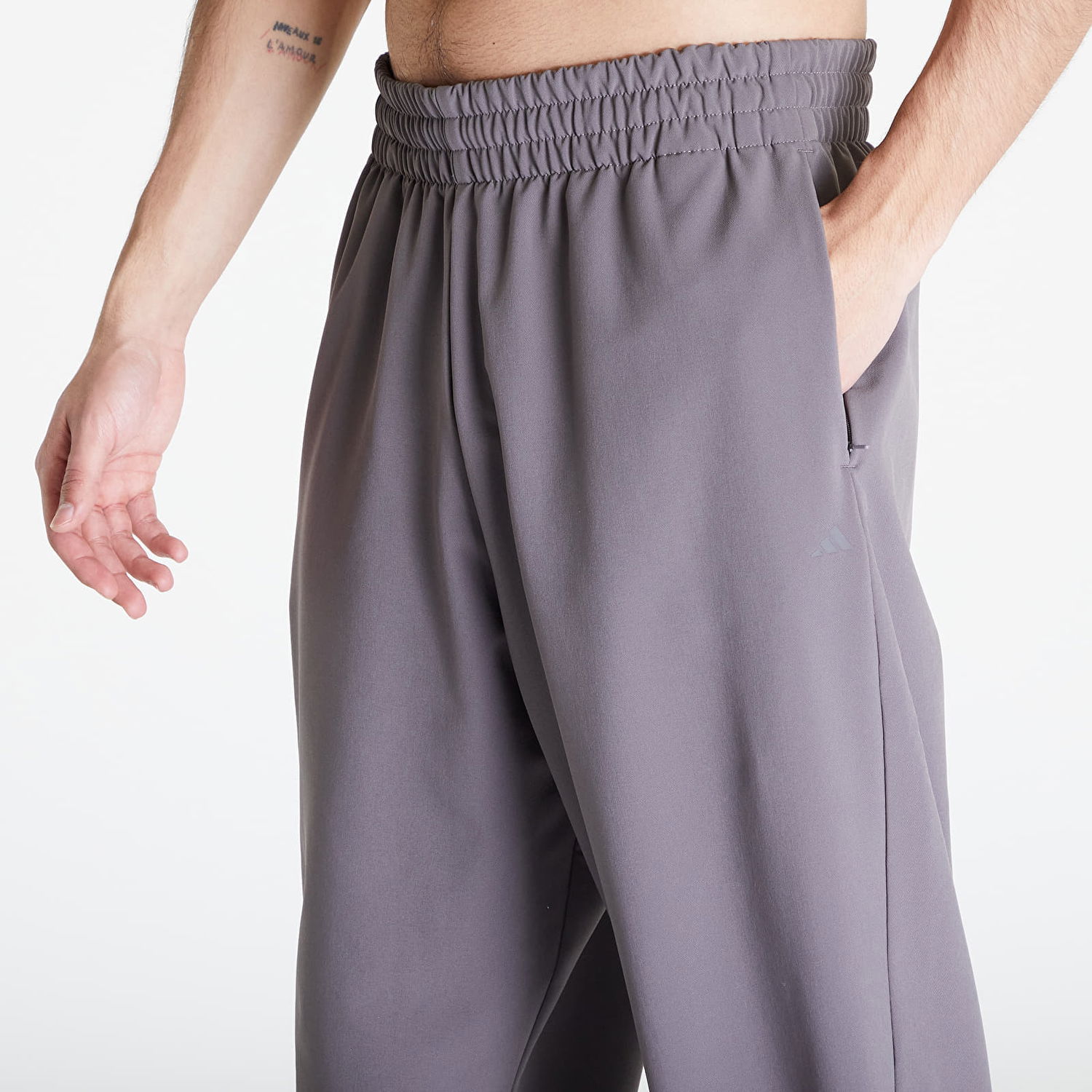 Nohavice a džínsy adidas Originals Adicolor Basketball Pant UNISEX Chacoa Šedá | IW1634, 1