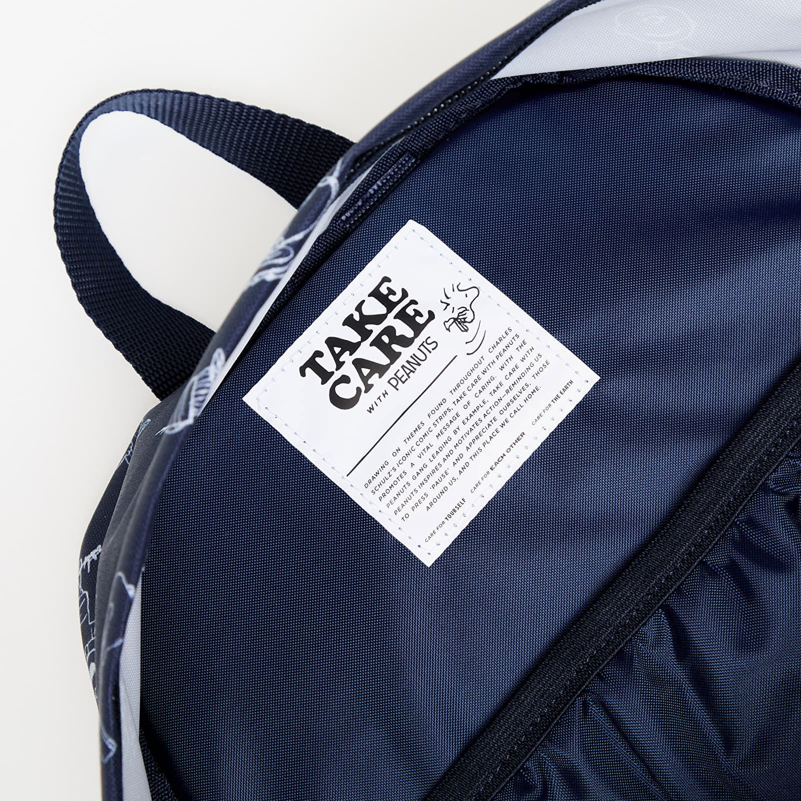 Peanuts x Padded Pak'R Navy 24 l