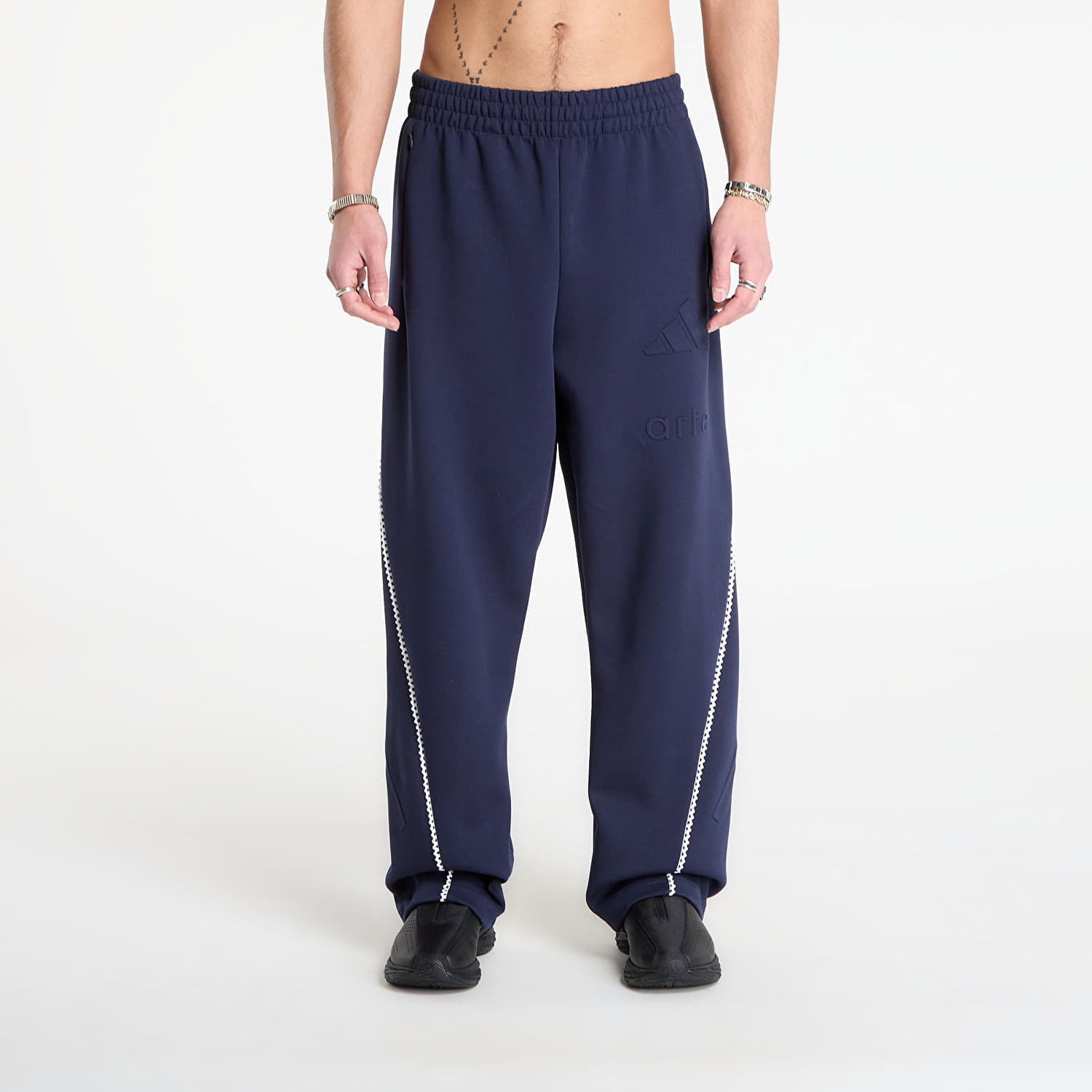 Tepláky adidas Performance Z.N.E. x arte Relaxed Fit Embossed Trackpants Navy | KD1637, 0