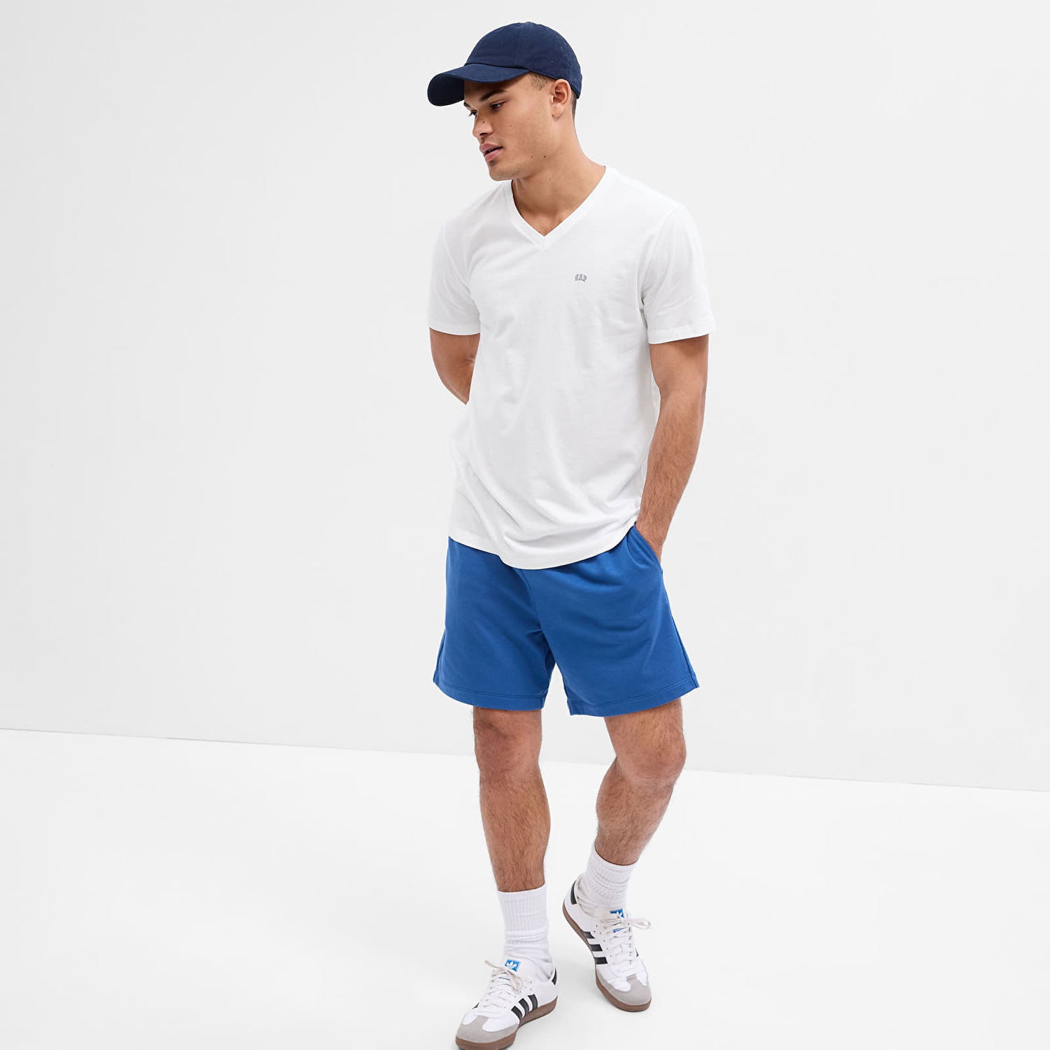 Tričko GAP Micro Logo Vee Neck Tee White V2 Global Biela | 753771-00, 0
