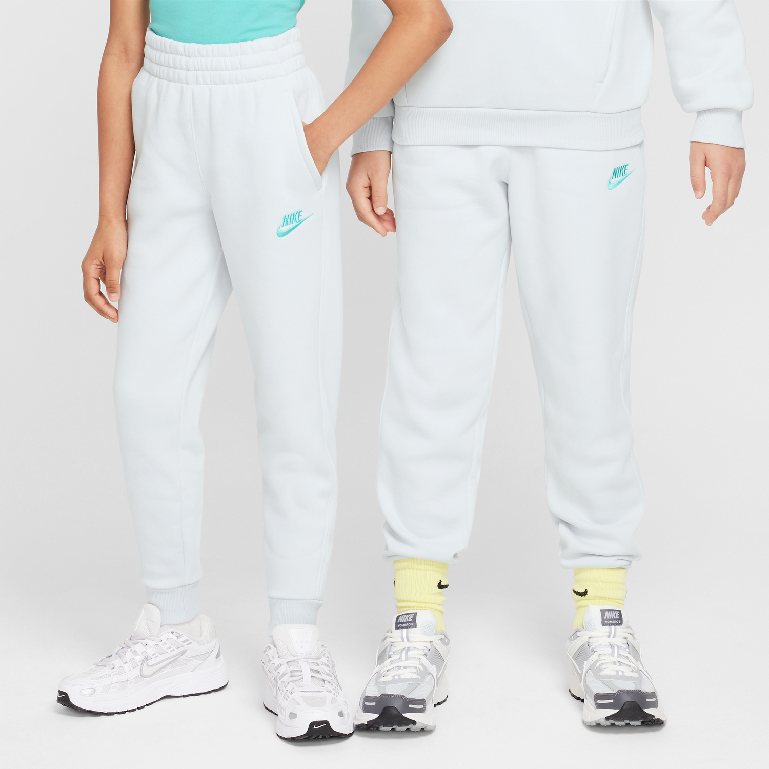 Tepláky Nike Sportswear Club Fleece Older Kids' Pants Biela | FD3008-025, 1