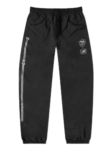 Nohavice a džínsy New Balance x Aries AS Roma Pre-Game Pan Čierna | MP239948-HME