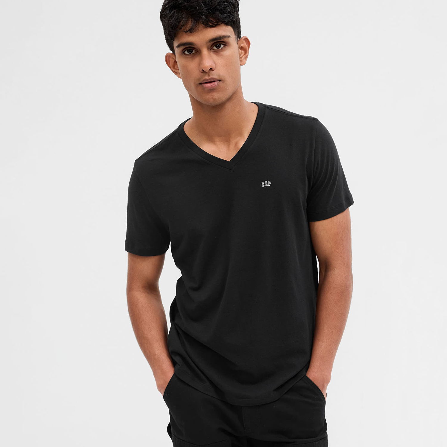 Tričko GAP Micro Logo Vee Neck Tee True Black V2 2 Čierna | 753771-02, 0