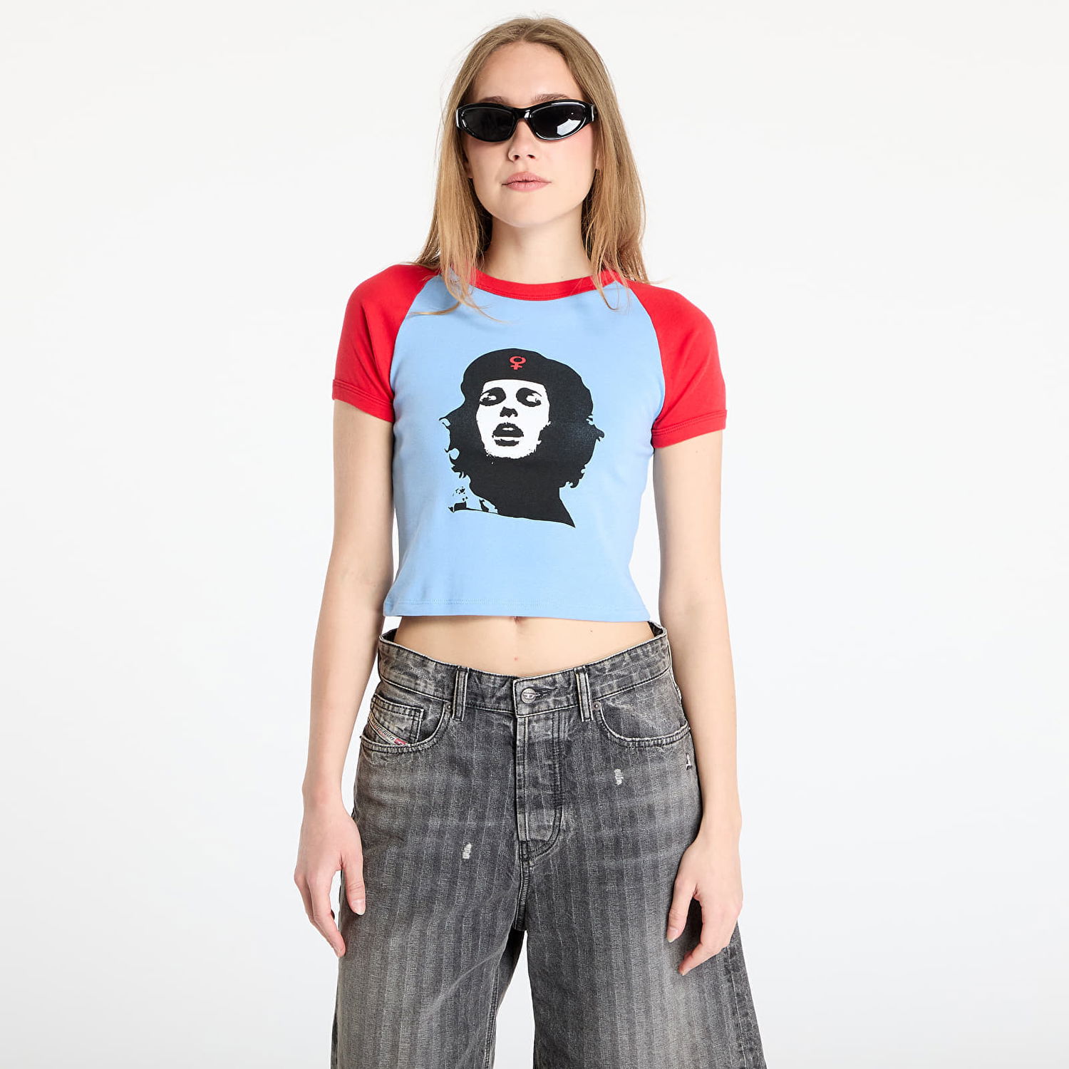 Crop Top Pleasures PLEASURES She Raglan Baby Tee Modrá | P25SU063 BLUE/RED, 0