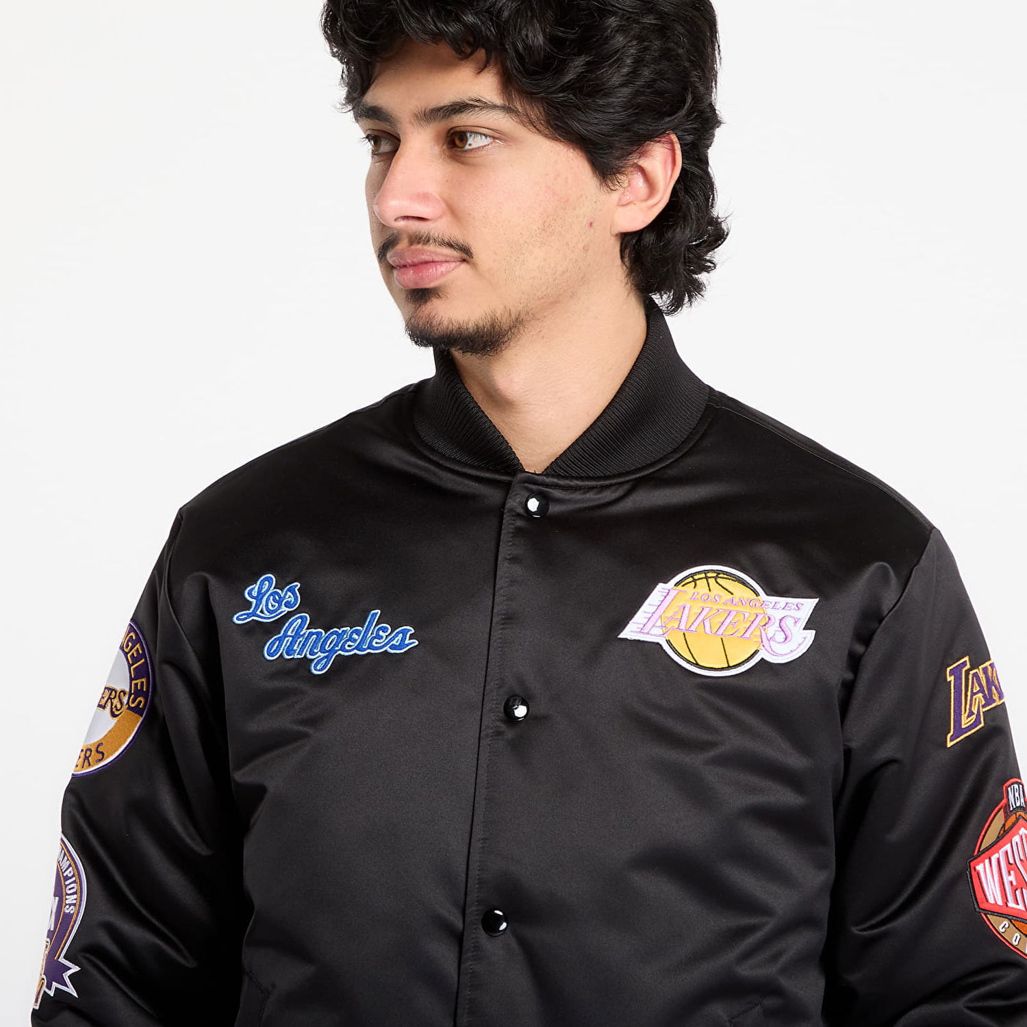 Bomber bunda Mitchell & Ness NBA Blackout Heavyweight Satin Jacket Los Angeles Lakers Čierna | JK15027-LALBLCK, 1