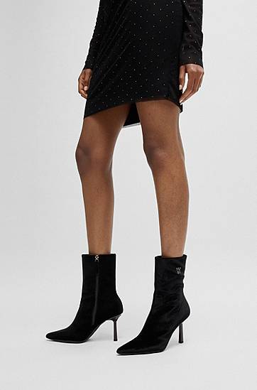 Kabáty BOSS Velvet Ankle Boots with Stacked Logo Čierna | 50529809, 1