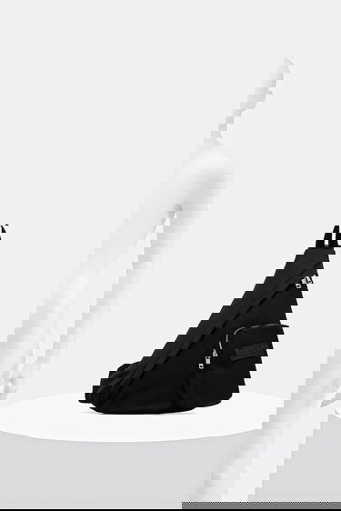 Taška cez rameno Maison Margiela MM6 Maison Margiela Asymmetric Sling Bag Čierna | SB5WG0019.P8504.T8013, 5