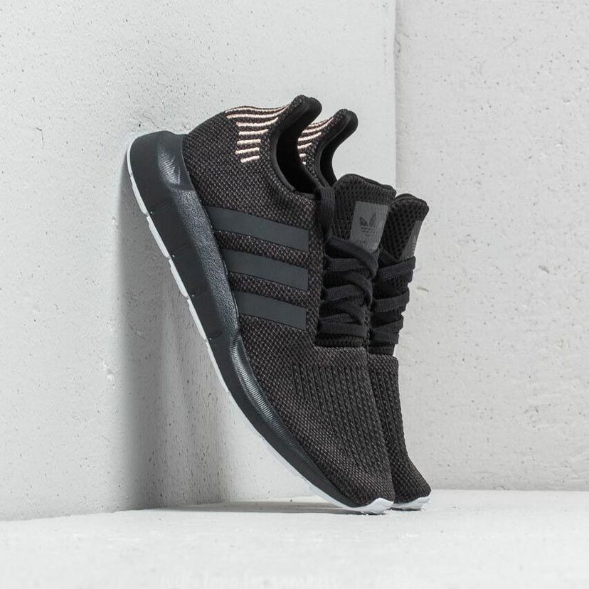 Tenisky a topánky adidas Originals Swift Run Čierna | B37723