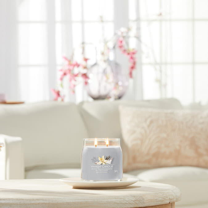 Sviečka Yankee Candle Signature Medium Jar Candle Smoked Vanilla & Cashmere Šedá | 40798, 1