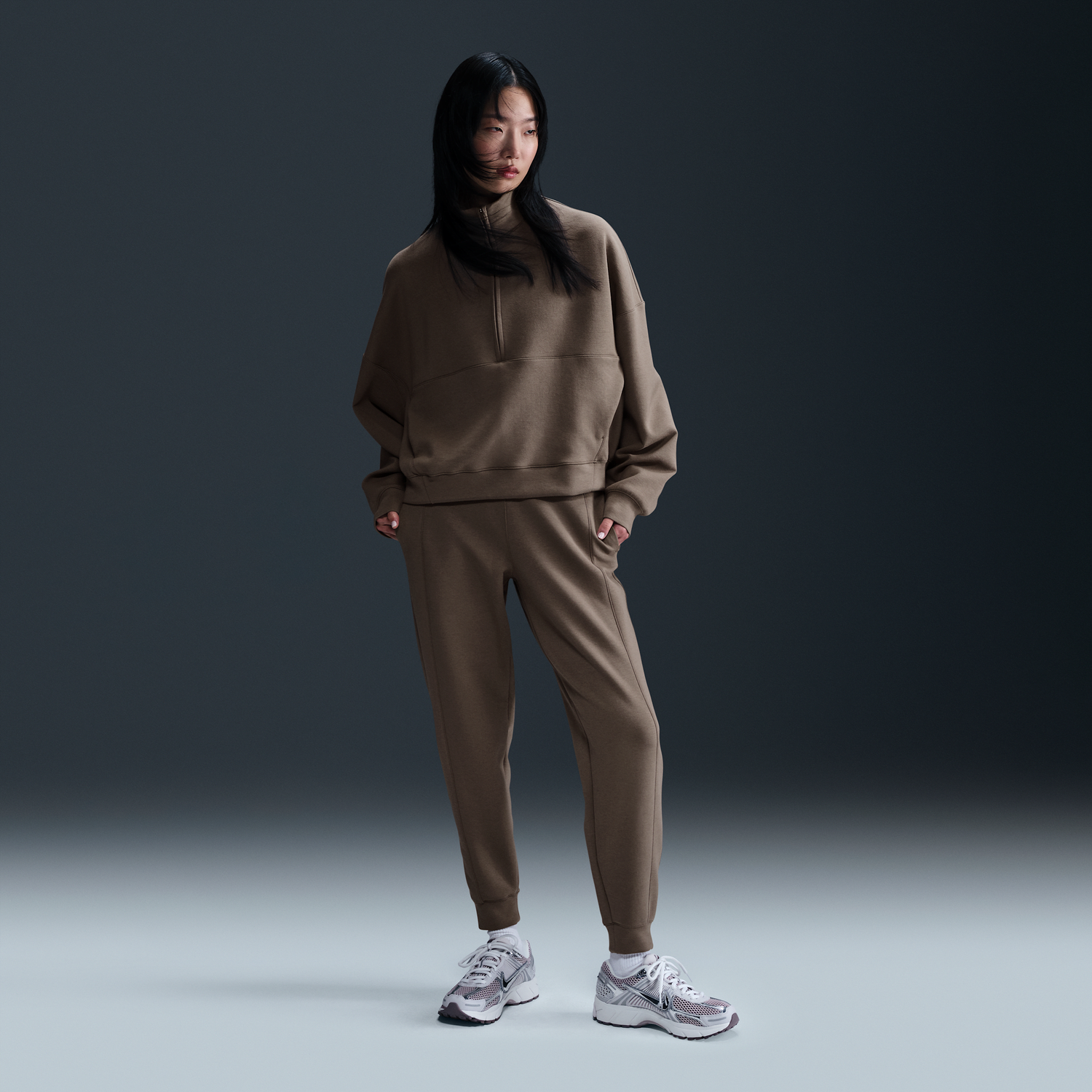 Sveter Nike 24.7 Impossibly Soft Dri-FIT Relaxed Half-Zip Top Hnedá | HQ8188-233, 1