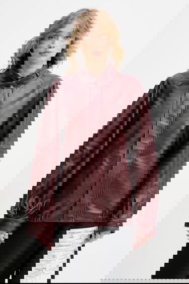 Bomber bunda Maison Margiela MM6 Maison Margiela Oversized Faux Leather Bomber Jacket with Tie Collar Vínová | S62AN0148.M35455.211, 0