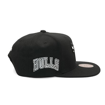 Šiltovka Mitchell & Ness Black & White Bulls Snapback Cap Čierna | HS8547-CBUBLCK, 1