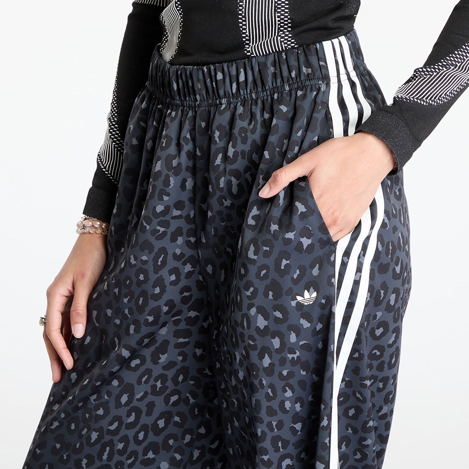 Tepláky adidas Originals Originals Wide Leg Satin Joggers Čierna | KA2667, 1