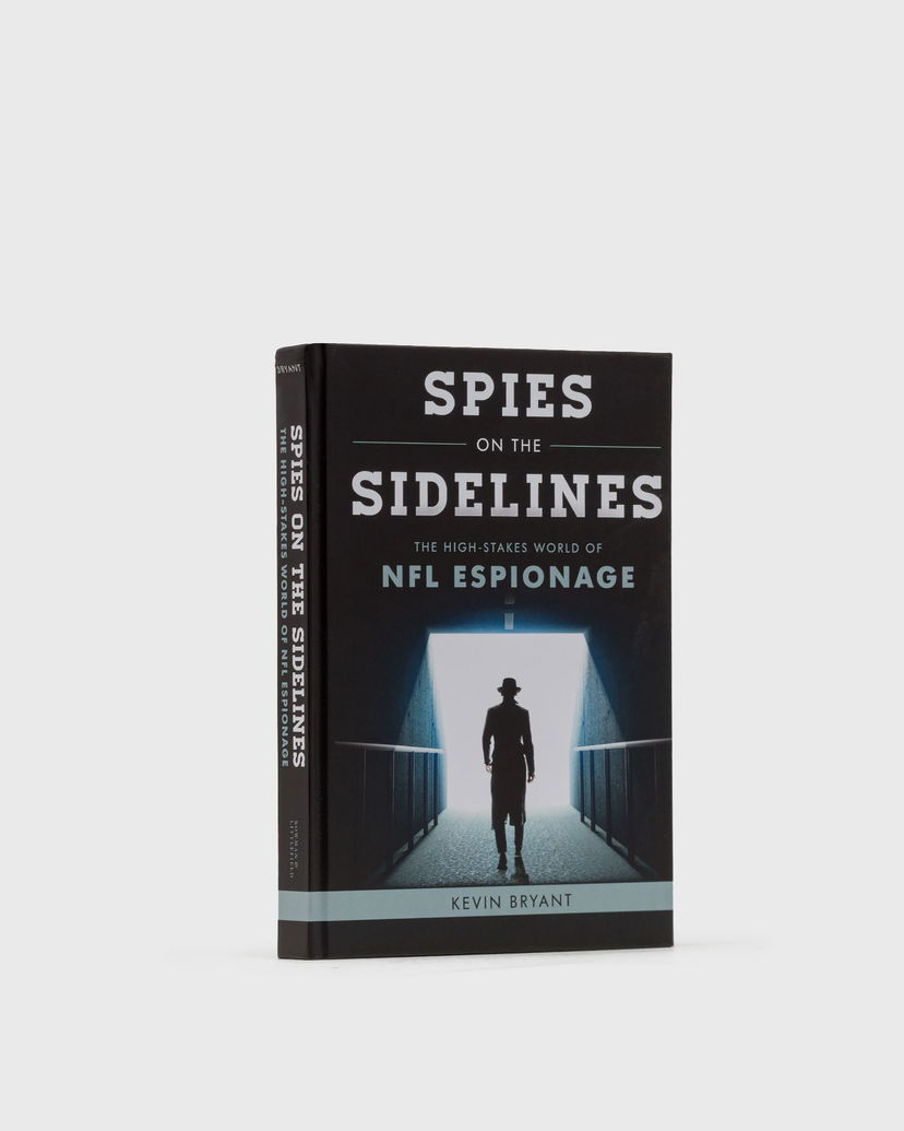 Kniha a časopis gestalten Spies On The Sidelines Book Čierna | 9781538166376