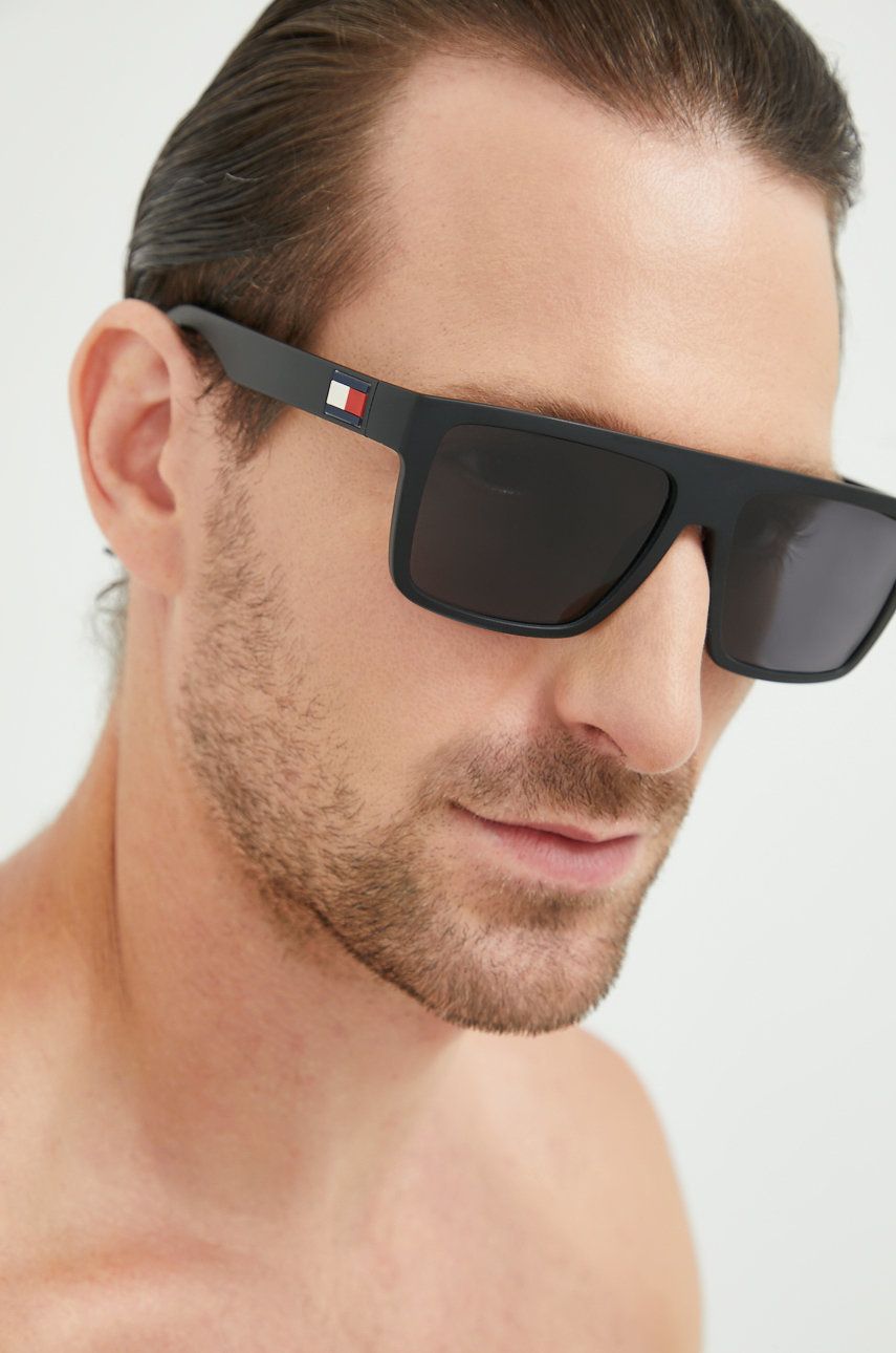 Slnečné okuliare Tommy Hilfiger Tommy Hilfiger Square Sunglasses Čierna | TH.1605/S, 0