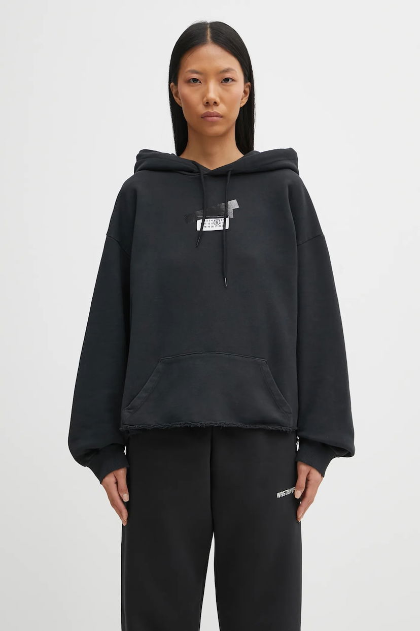 Mikina Maison Margiela MM6 Maison Margiela Hooded Sweatshirt with Distressed Hem Čierna | S62GU0142.M25024.899