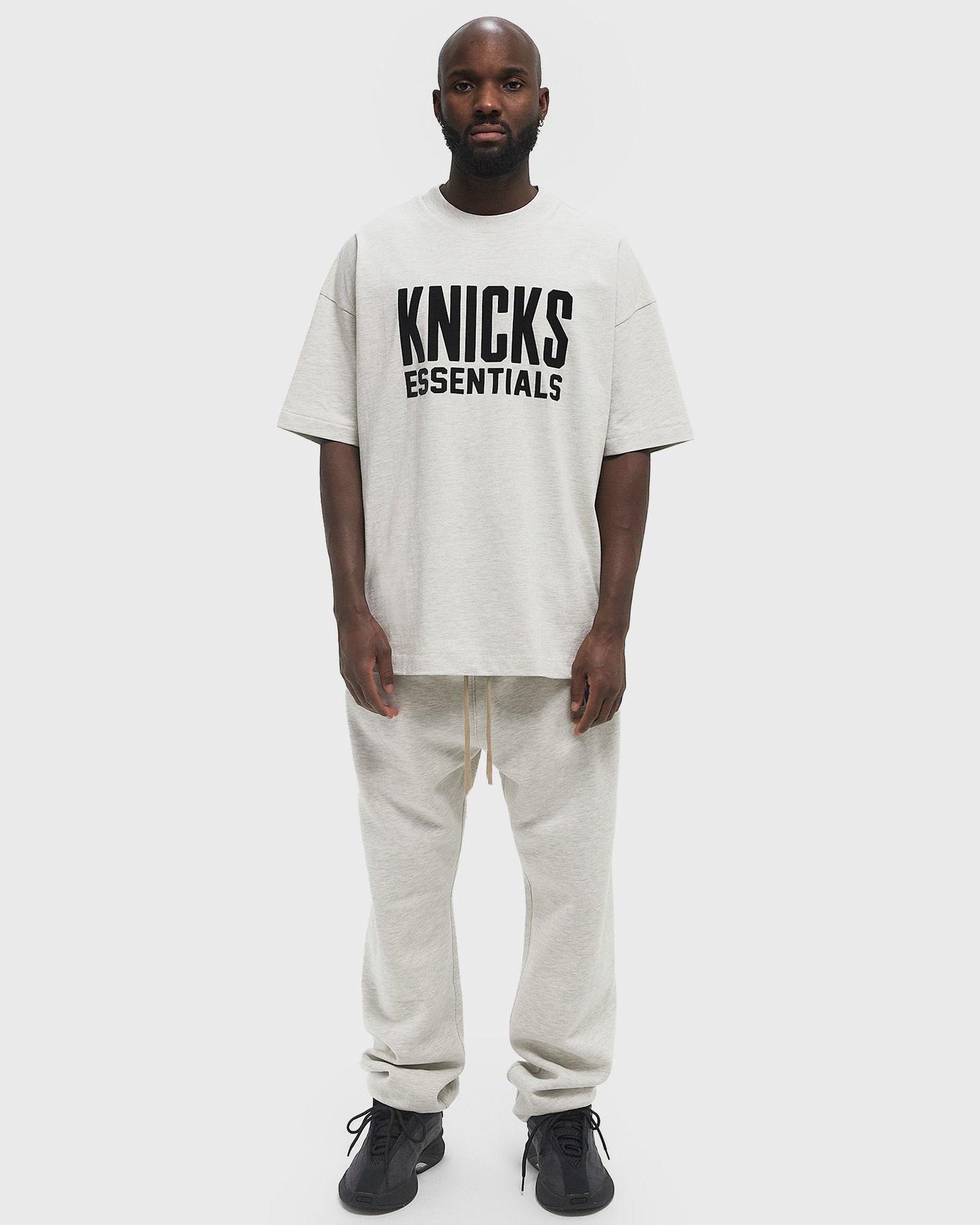 Tričko Fear of God Fear of God Essentials NEW YORK KNICKS S/S Tee, Size: XL Šedá | 125AL244301F, 1