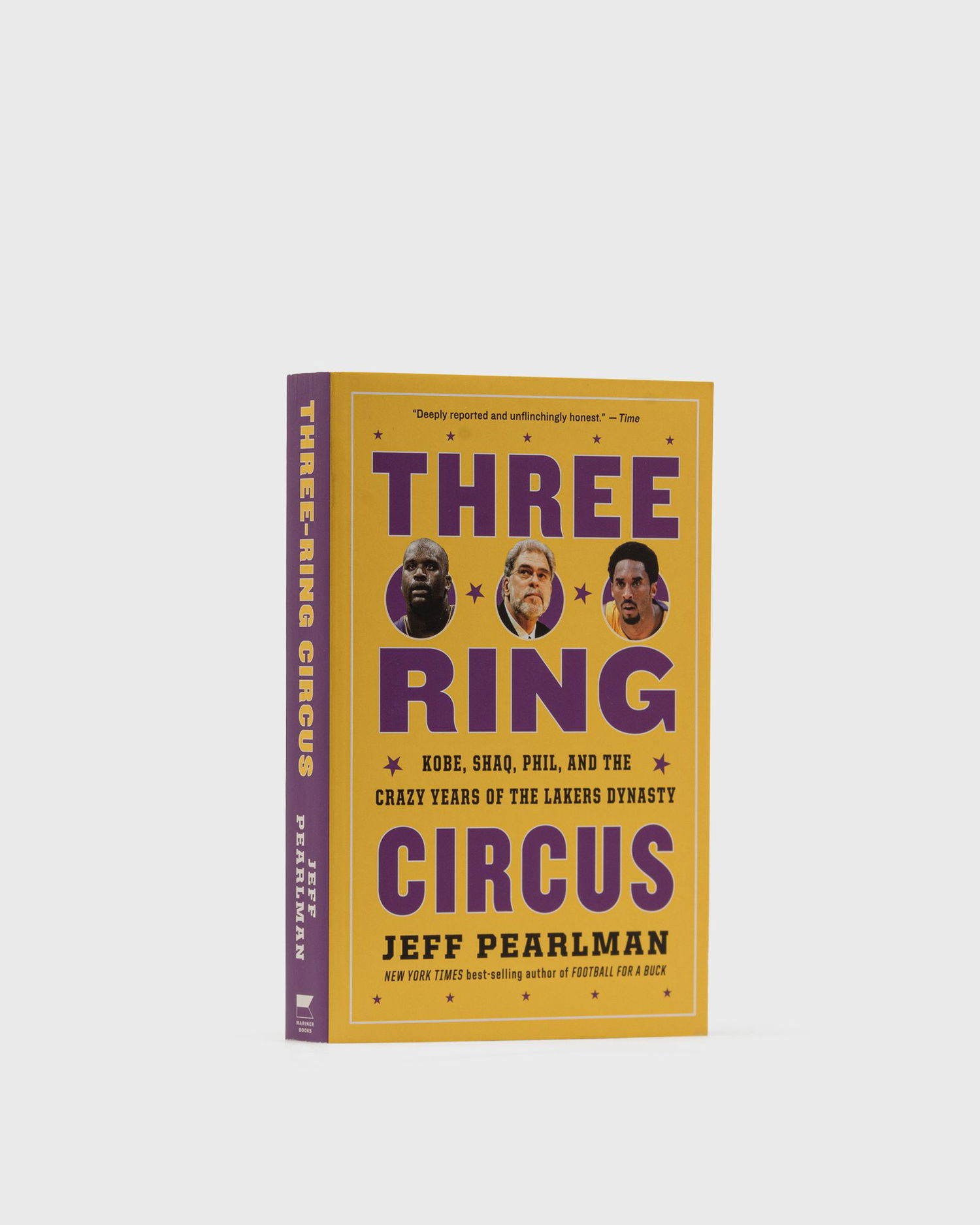 Kniha a časopis gestalten Three-Ring Circus - Kobe, Shaq, Phil, And The Crazy Years Of The Lakers Dynasty" By Jeff Pearlman Žltá | 9780358627968, 0