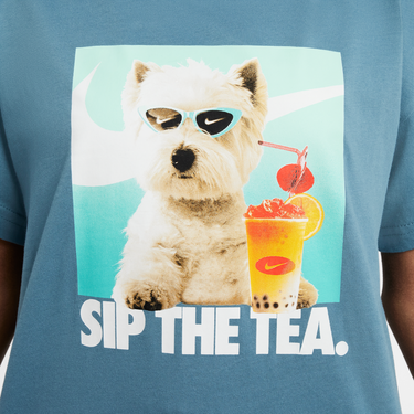 Tričko Nike Nike Sportswear Sip The Tea Graphic T-Shirt Modrá | HQ2337-006, 2