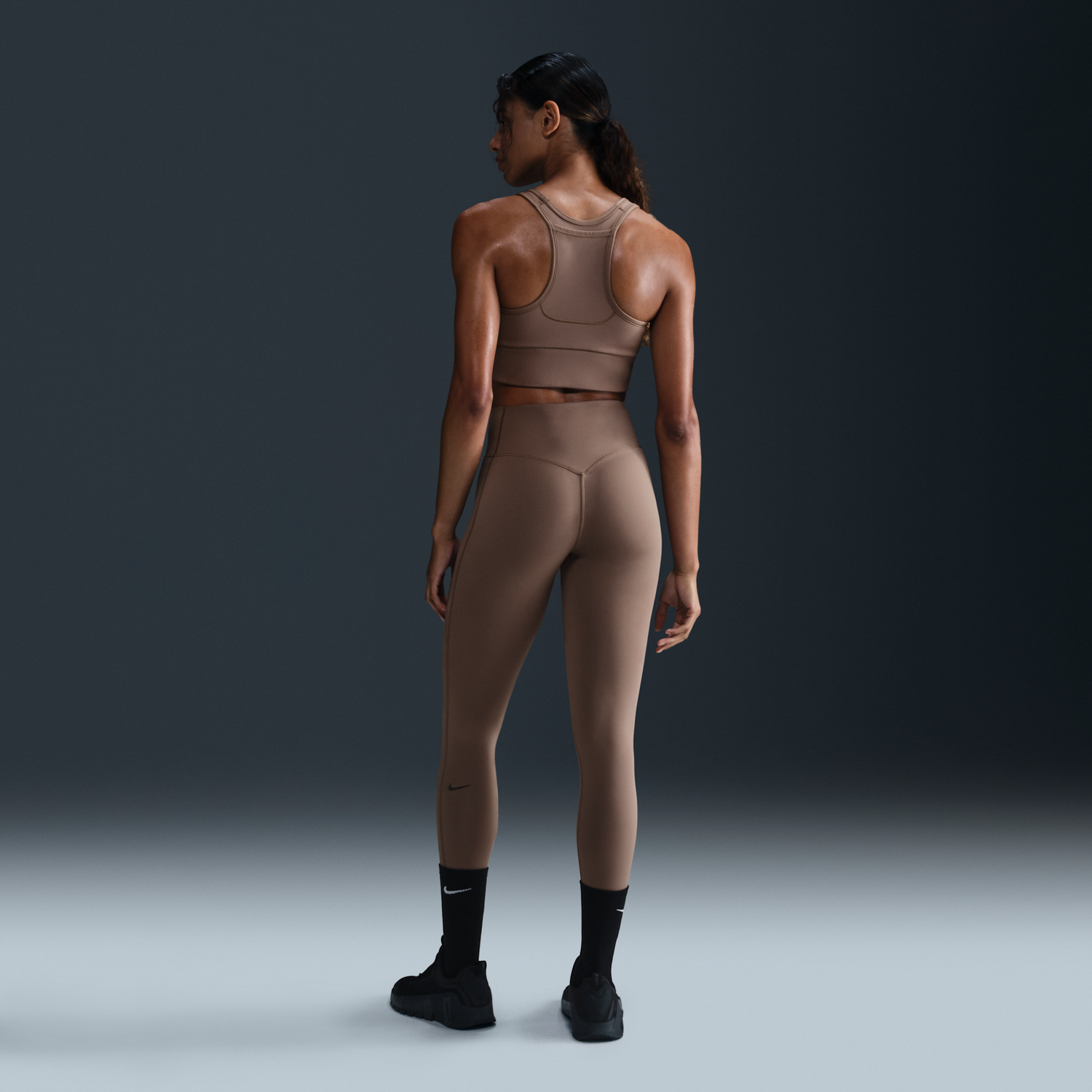 Tielko Nike Nike Universa 7/8 High-Waisted Mid-Support Pocket Leggings Hnedá | HQ6813-233, 1