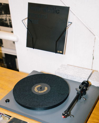 Doplnky Fred Perry Fred Perry x Amy Winehouse Anti Static Vinyl Slipmat Čierna | MS2713-102, 2