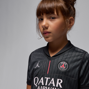 Súprava Jordan Paris Saint-Germain 2025/26 Stadium Fourth Younger Kids' Jordan Football Replica 3-Piece Kit Červená | HQ4206-045, 3