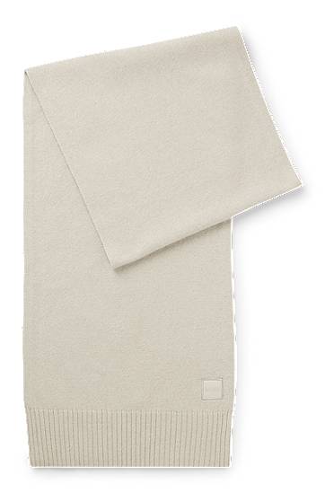 Šál BOSS Ribbed-hem plain-knit scarf with woven logo badge Béžová | 50522445