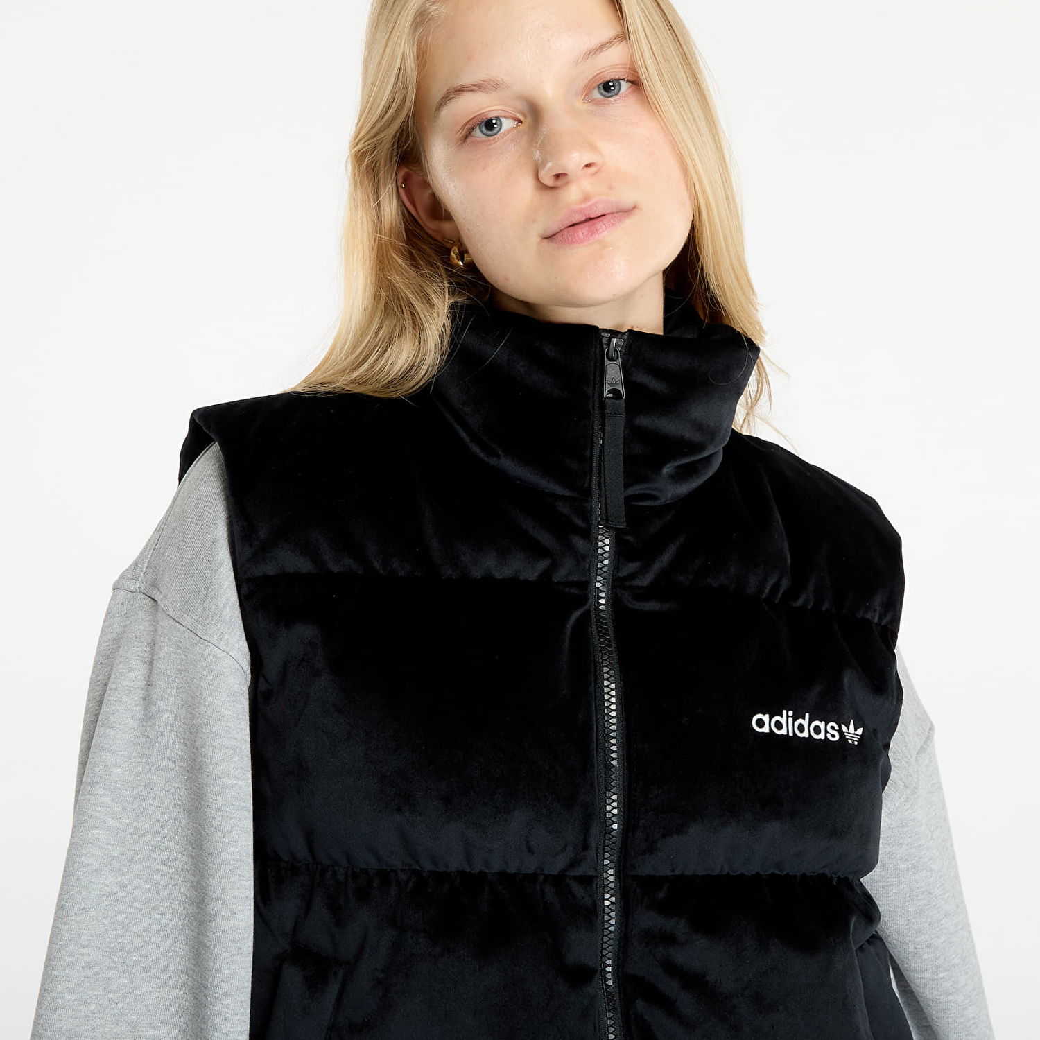 Vesta adidas Originals Velvet Vest Black L Čierna | JE7217, 1