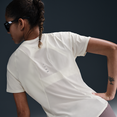 Tričko Nike Swift Dri-FIT Short-Sleeve Running Top Béžová | HM9698-133, 3