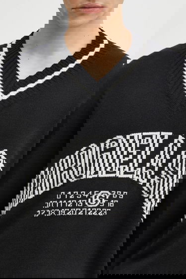 Sveter Maison Margiela MM6 Margiela V-Neck Graphic Sweater with Numeric Print Čierna | SH0HN0002, 3
