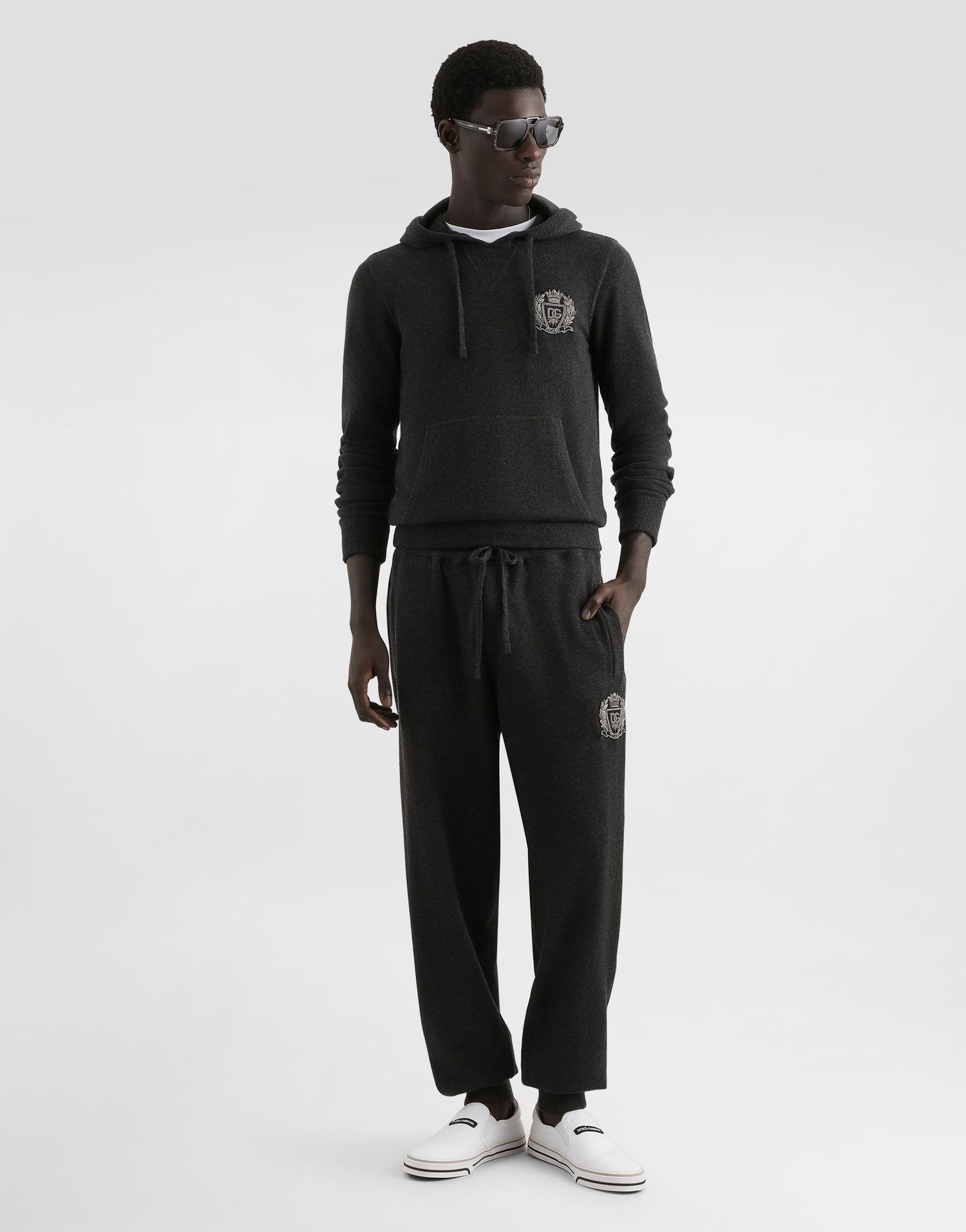 Mikina Dolce & Gabbana Smooth Cashmere Hoodie with Embroidered Milano Crest Čierna | GXX20ZJBWIRN1254, 1