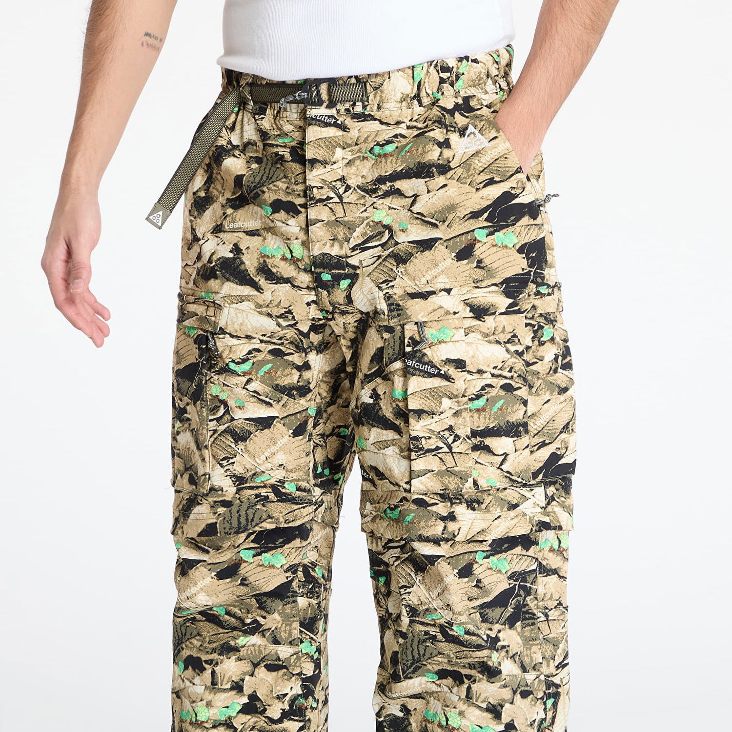 Cargo nohavice Nike ACG ACG "Smith Summit" Water-Repellent UV Cargo Pants Béžová | HQ0199-297, 1