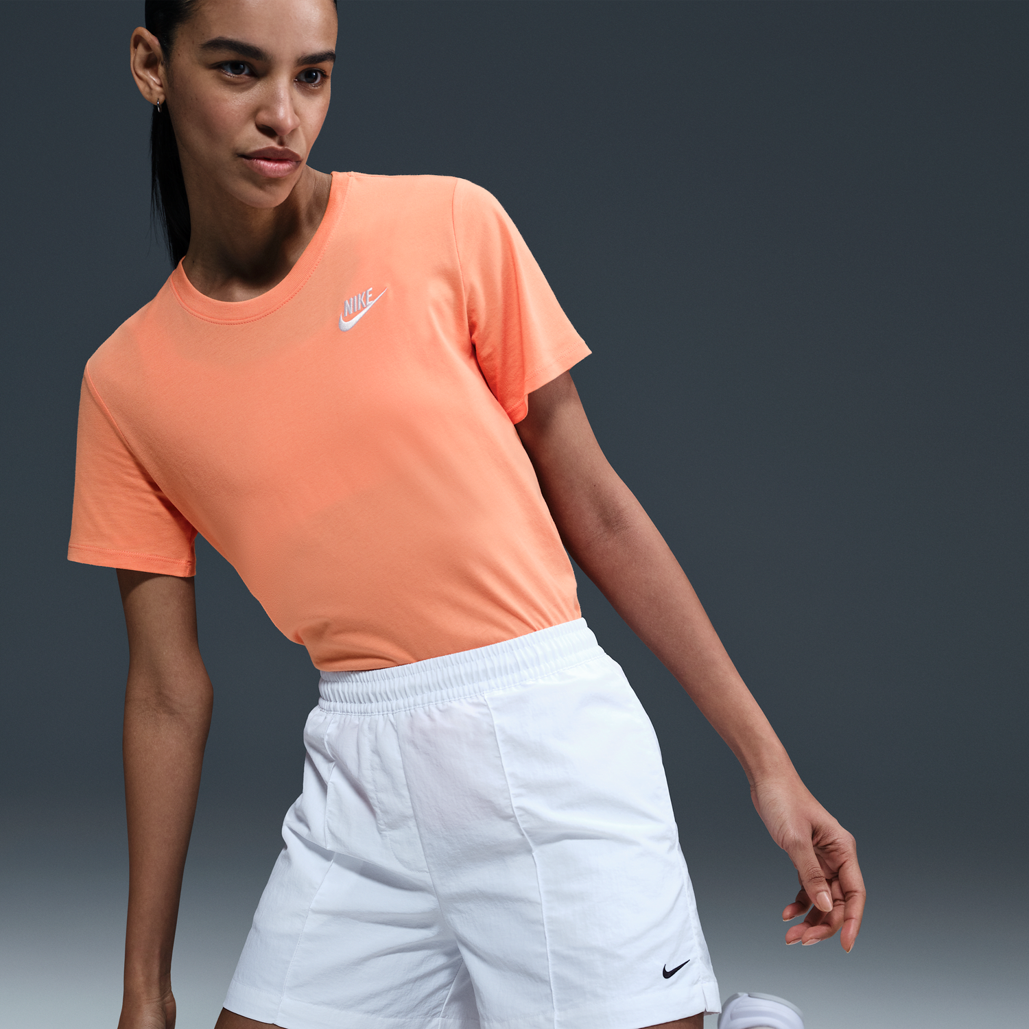 Tričko Nike Sportswear Club Essentials T-Shirt Oranžová | DX7902-844, 1