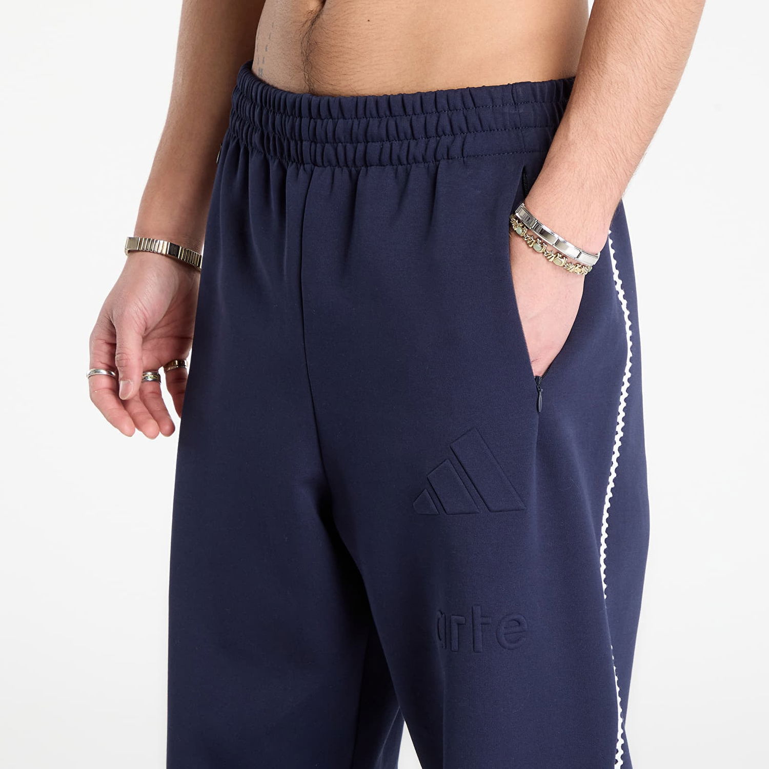 Tepláky adidas Performance Z.N.E. x arte Relaxed Fit Embossed Trackpants Navy | KD1637, 1
