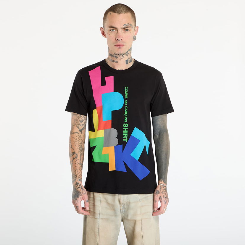 Tričko COMME des GARÇONS Comme des Garçons SHIRT T-Shirt with Colorful Block Letter Graphic S Čierna | FP-T002-W25 Black