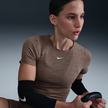 Tričko Nike Pro Dri-FIT Cropped Short-Sleeve Jacquard Top Hnedá | HJ2285-214, 2