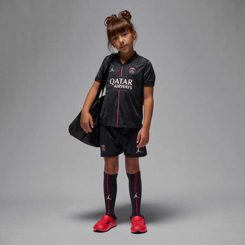 Súprava Jordan Paris Saint-Germain 2025/26 Stadium Fourth Younger Kids' Jordan Football Replica 3-Piece Kit Čierna | HQ4206-045