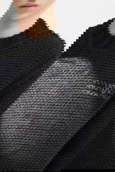Sveter Maison Margiela Chunky Knit Sweater with Distressed Spotlight Effect and Signature Numbering Logo Čierna | SH2HL0029.M13173.900S, 3
